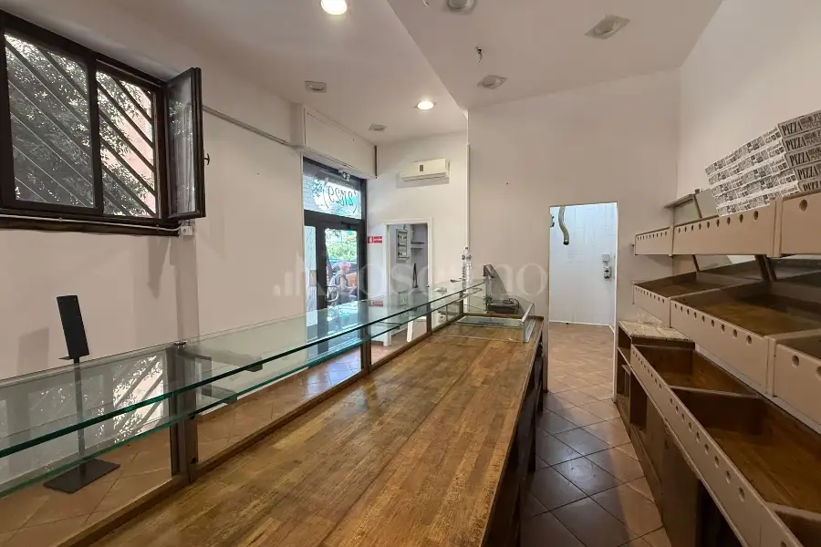 Negozio in affitto di 40 mq a €900 (rif. 79/2025)