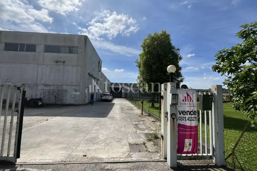 Capannone in vendita di 2800 mq a €490,000 (rif. TS0032VE.A)