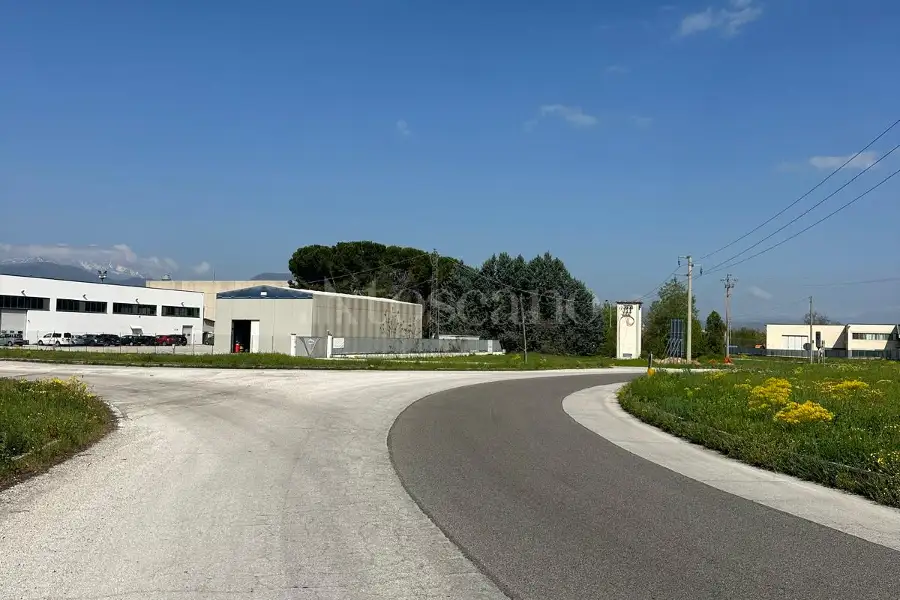 Capannone in affitto di 2.300 mq a €4.000 (rif. 9/2026)
