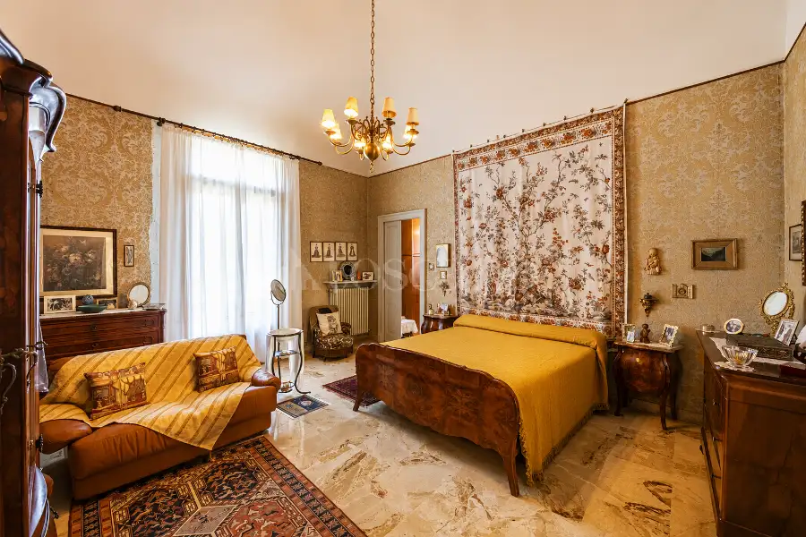 Casale in vendita di 1.000 mq a €1.150.000 (rif. 5/2026)