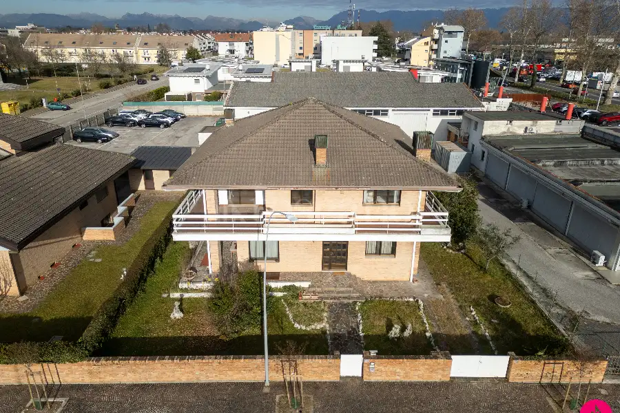 Casa Indipendente in vendita di 370 mq a €380.000 (rif. 8/2026)