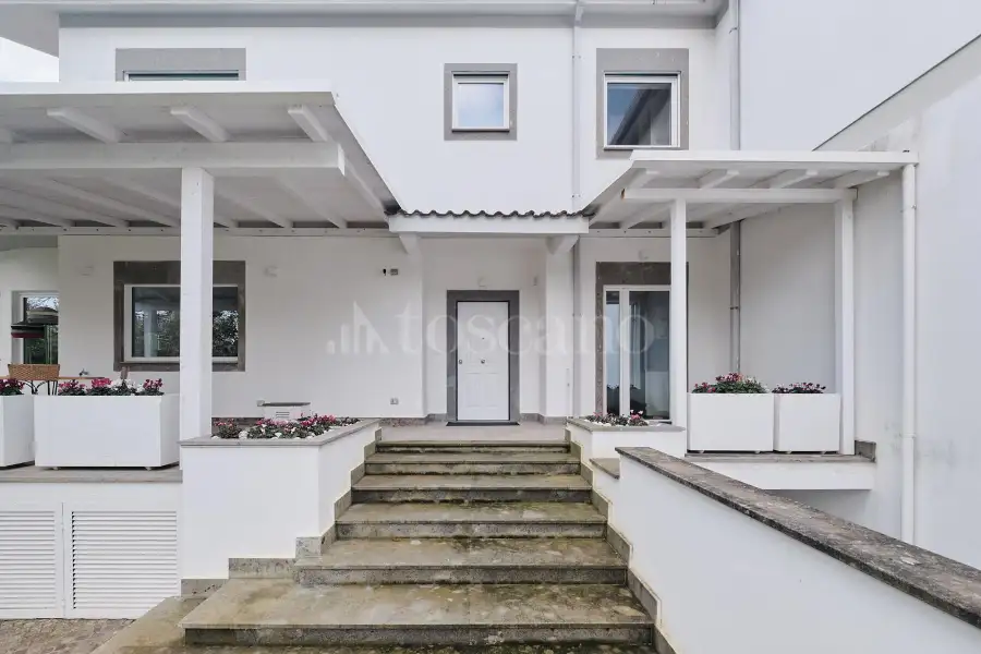 Villa in vendita di 259 mq a €1.100.000 (rif. 2/2026)