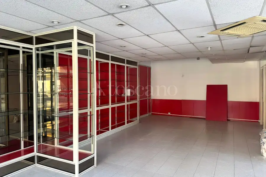 Negozio in affitto di 90 mq a €1.250 (rif. 10/2026)
