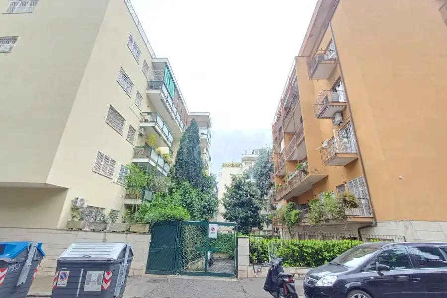 Box in affitto di 18 mq a €230 (rif. 8/2026)