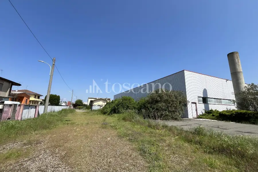 Capannone in vendita di 2160 mq a €255,000 (rif. BL6157VE)