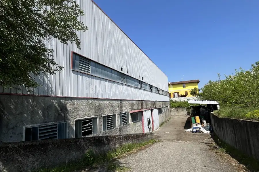 Capannone in vendita di 2160 mq a €255,000 (rif. BL6157VE)