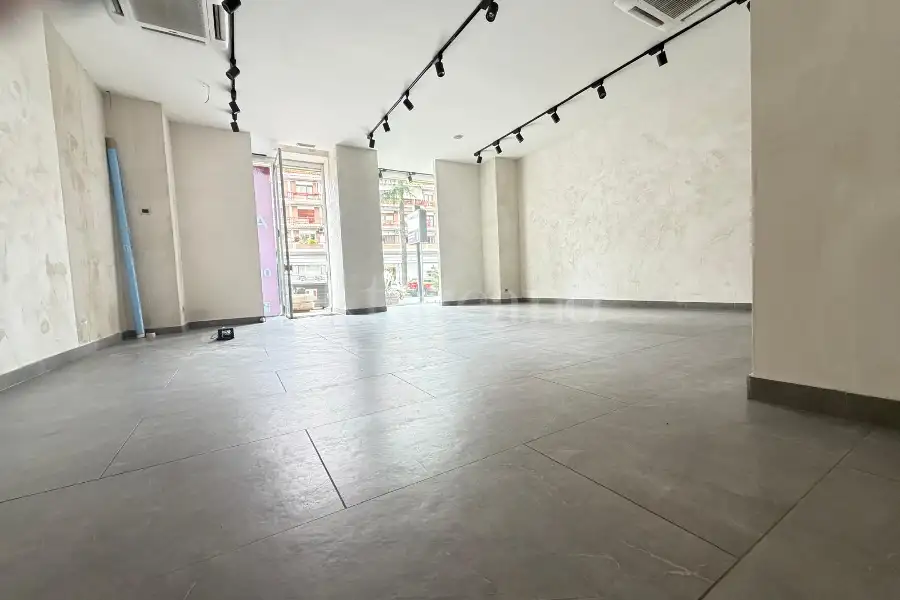 Negozio in affitto di 86 mq a €4.600 (rif. 10/2026)