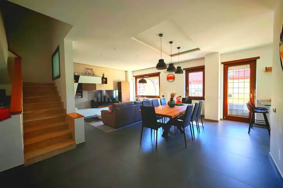 Villa Plurifamiliare in vendita di 280 mq a €589.000 (rif. 37/2025)