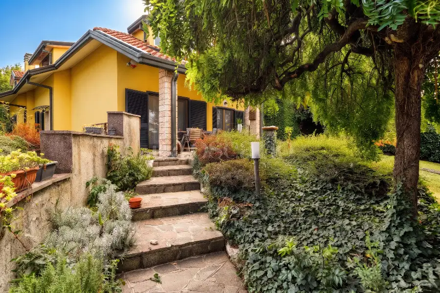Villa in vendita di 370 mq a €410.000 (rif. 193/2026)