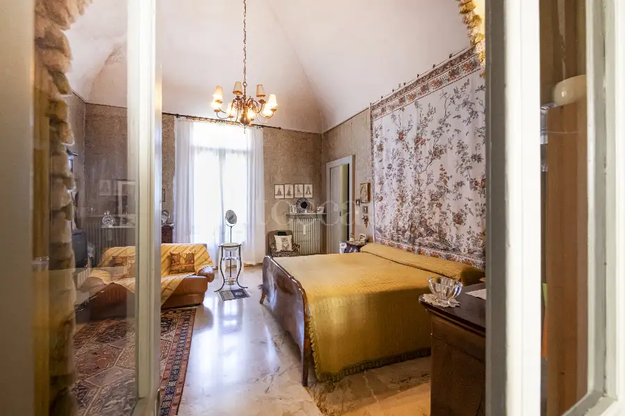 Casale in vendita di 1.000 mq a €1.150.000 (rif. 5/2026)