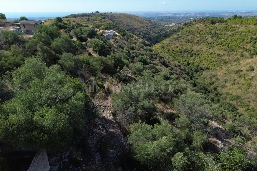 Villa in vendita di 10.000 mq a €230.000 (rif. 99/2025)