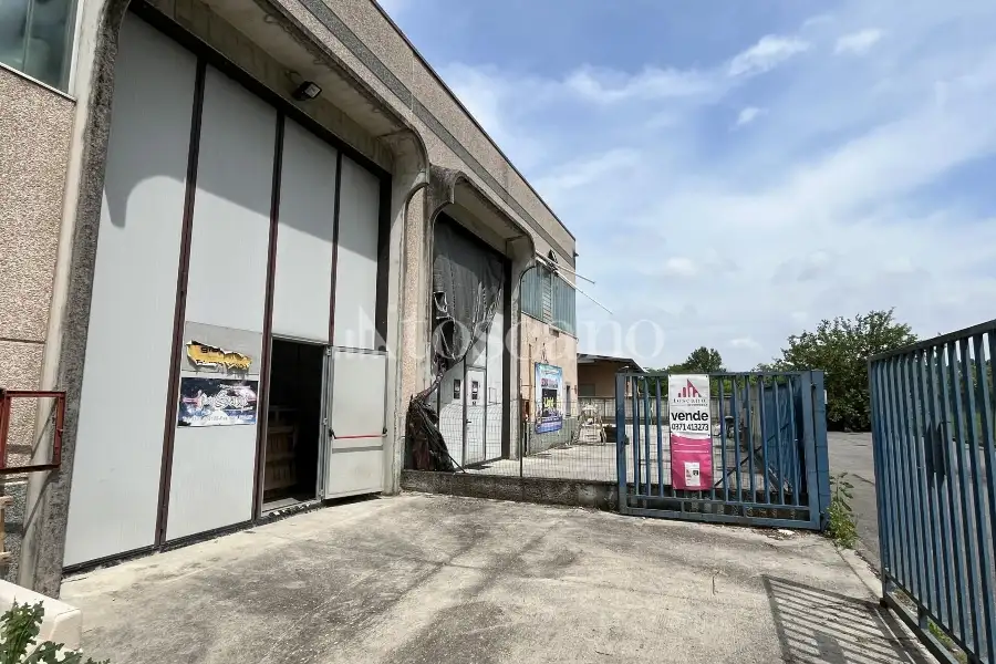 Capannone in vendita di 200 mq a €125,000 (rif. TS0088VE)