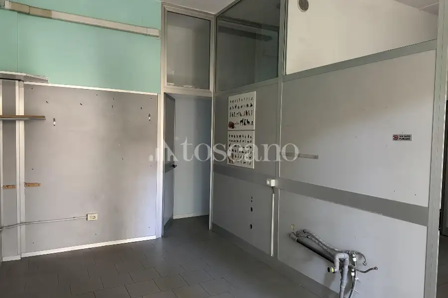 Negozio in vendita di 170 mq a €90,000 (rif. MRE3118VE)