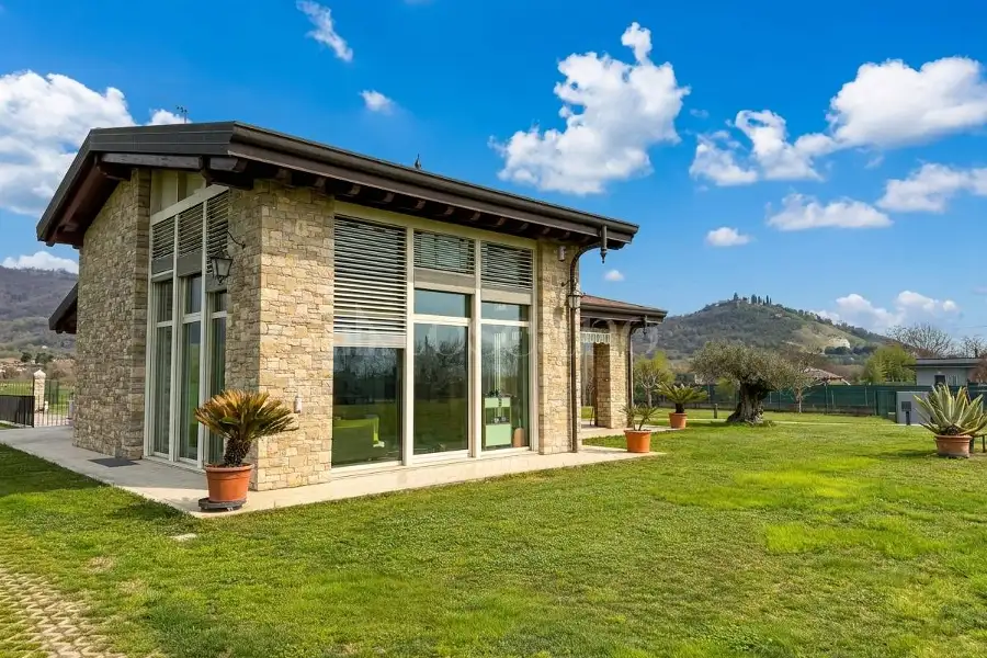 Villa in vendita di 230 mq a €950.000 (rif. 17/2026)