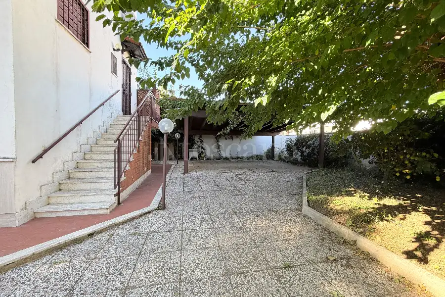 Villa in vendita di 250 mq a €739.000 (rif. 100/2026)