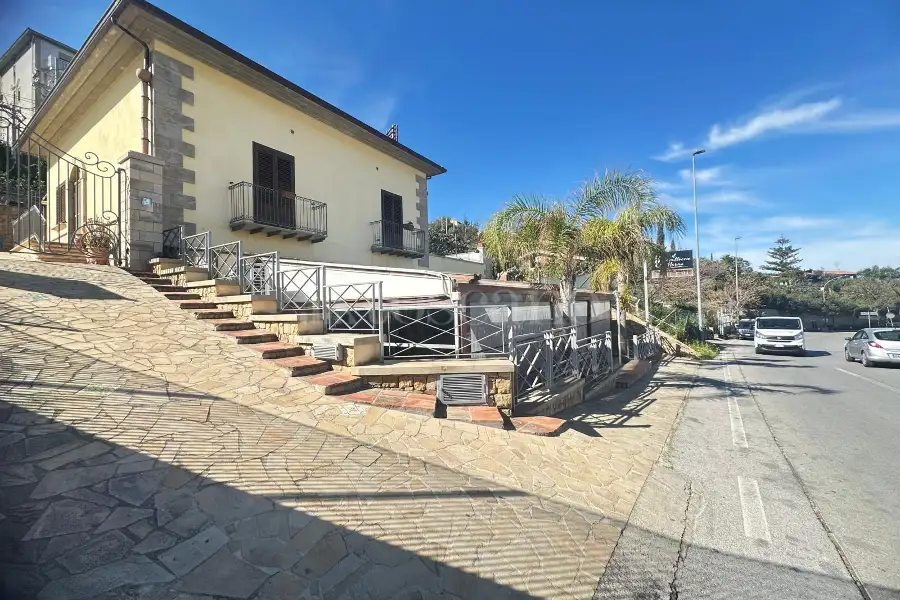 Negozio in affitto di 200 mq a €4.000 (rif. 27/2026)