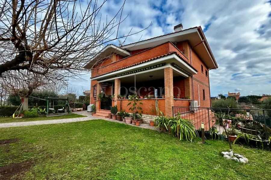 Villa in vendita di 370 mq a €795.000 (rif. 1/2026)