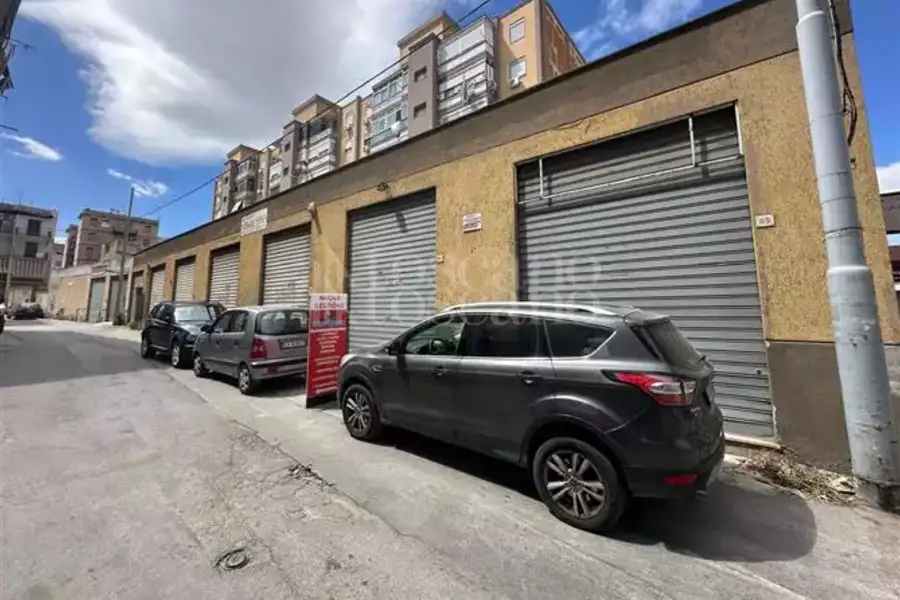 Negozio in affitto di 81 mq a €550 (rif. 115/2025)