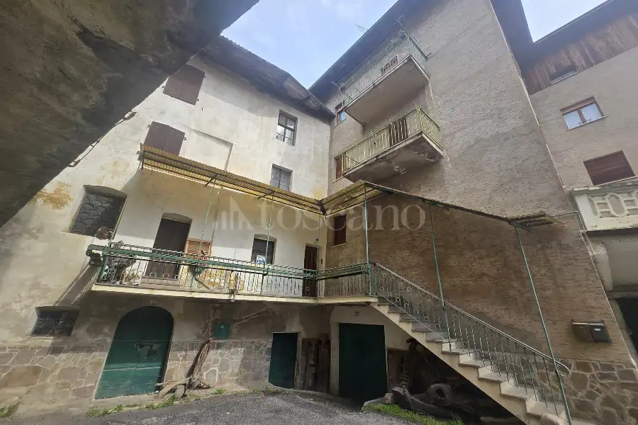 Casa Indipendente in vendita di 800 mq trattativa riservata (rif. 5/2026)