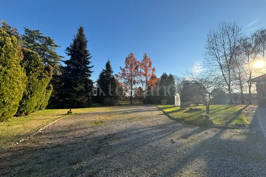 Villa Plurifamiliare in vendita di 370 mq a €1.200.000 (rif. 43/2025)