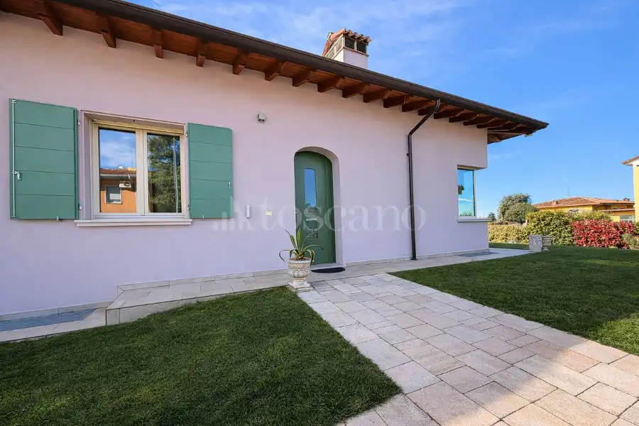 Villa in vendita di 240 mq a €595.000 (rif. 7/2026)