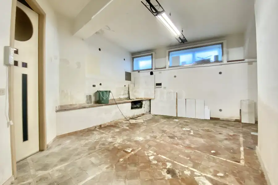 Negozio in vendita di 209 mq a €260.000 (rif. 11/2025)