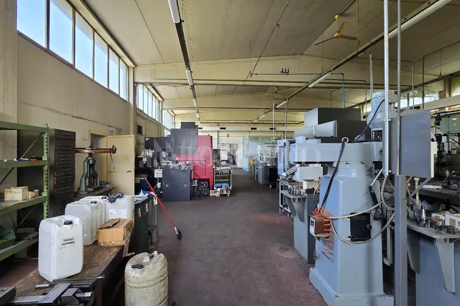 Capannone in vendita di 1000 mq a €300,000 (rif. TS0092VE)