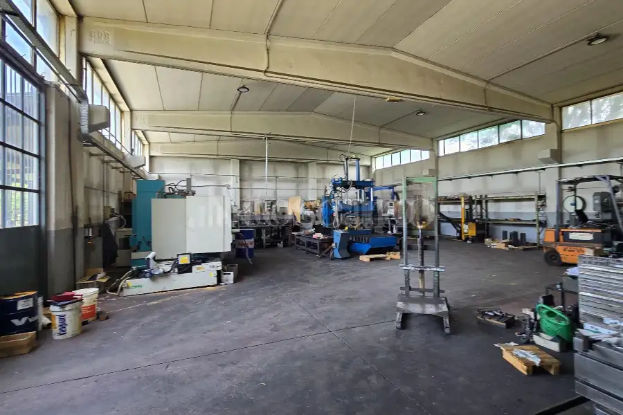 Capannone in vendita di 1000 mq a €350,000 (rif. TS0092VE)