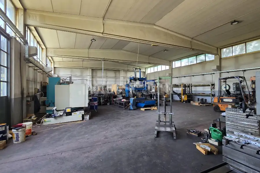 Capannone in vendita di 1000 mq a €300,000 (rif. TS0092VE)