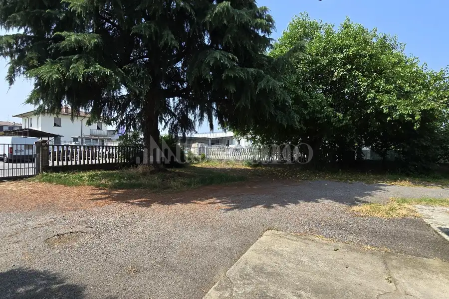 Capannone in vendita di 1000 mq a €300,000 (rif. TS0092VE)