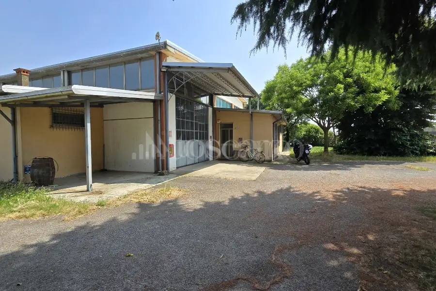 Capannone in vendita di 1000 mq a €300,000 (rif. TS0092VE)