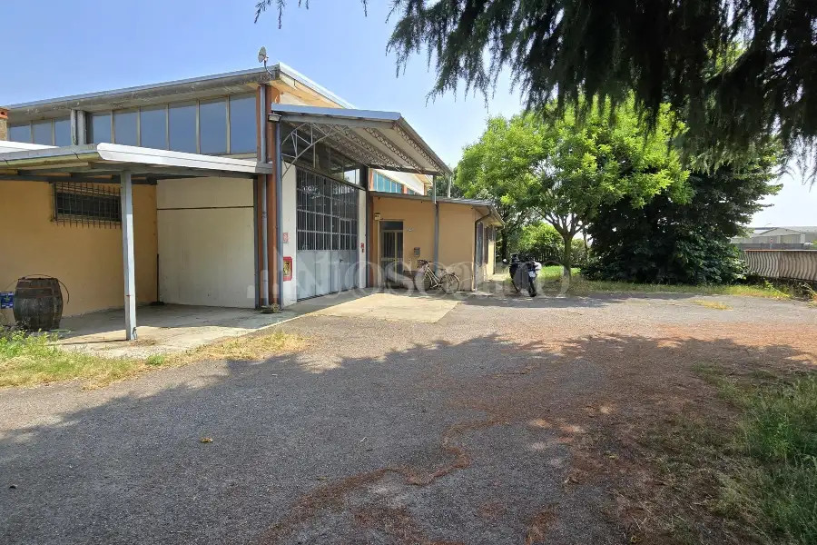 Capannone in vendita di 1000 mq a €300,000 (rif. TS0092VE)