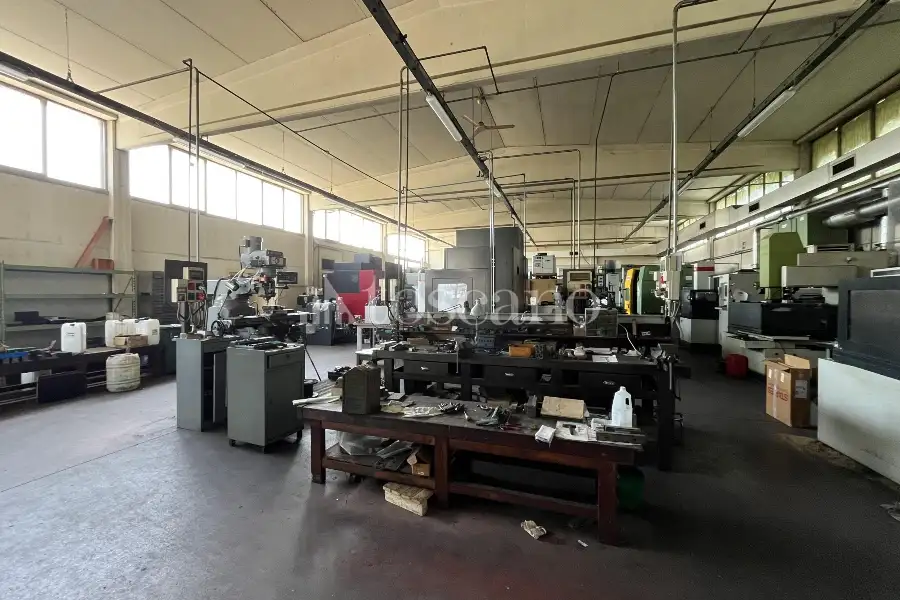 Capannone in vendita di 1000 mq a €300,000 (rif. TS0092VE)