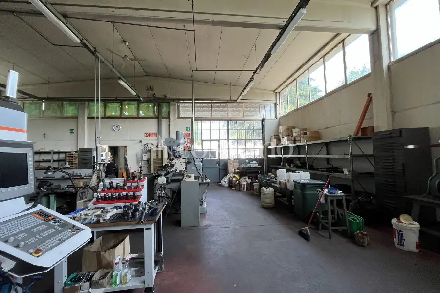 Capannone in vendita di 1000 mq a €300,000 (rif. TS0092VE)