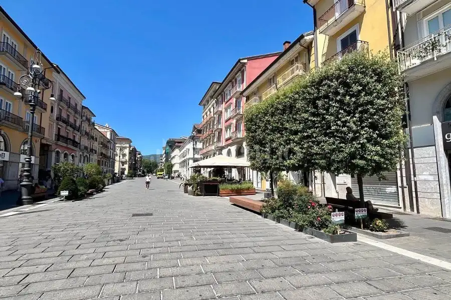 Negozio in affitto di 60 mq a €700 (rif. 162/2026)