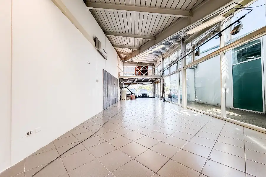 Negozio in vendita di 220 mq a €309.000 (rif. 8/2026)