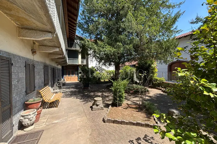 Casale in vendita di 840 mq a €650.000 (rif. 38/2026)
