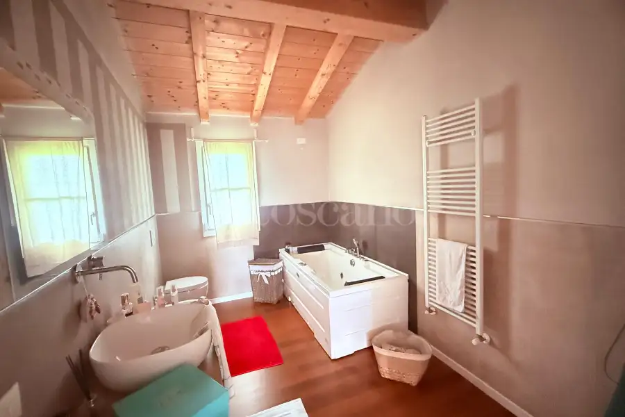 Casale in vendita di 300 mq a €990.000 (rif. 9/2026)