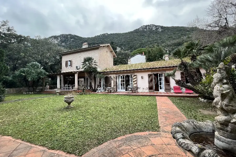 Villa in vendita di 332 mq a €730.000 (rif. 80/2024)