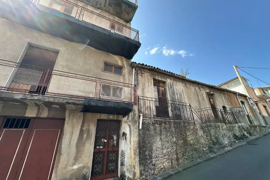 Palazzo in vendita di 350 mq a €218.000 (rif. 126/2026)