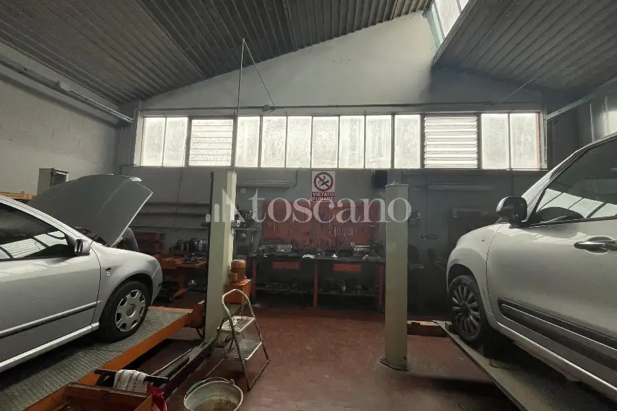 Capannone in vendita di 850 mq a €370,000 (rif. TS0100VE)