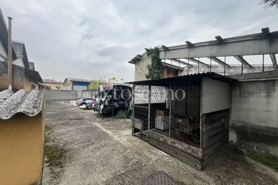 Capannone in vendita di 850 mq a €370,000 (rif. TS0100VE)