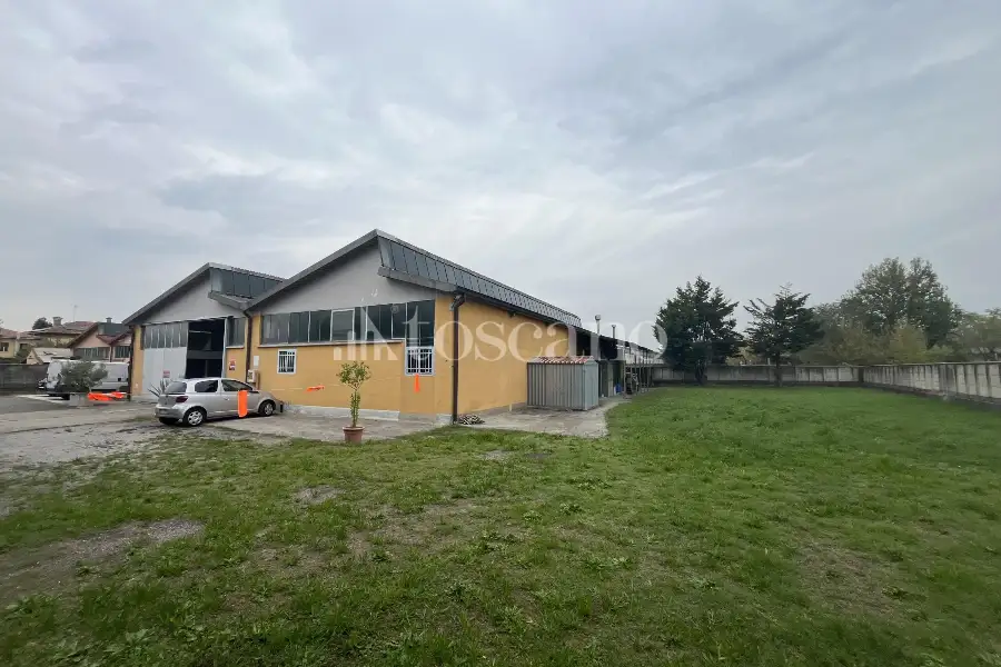 Capannone in vendita di 850 mq a €370,000 (rif. TS0100VE)