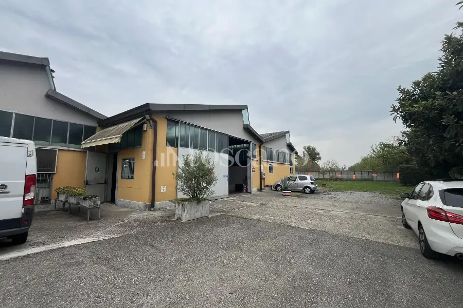 Capannone in vendita di 850 mq a €370,000 (rif. TS0100VE)
