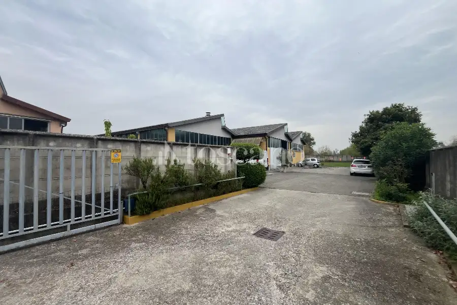 Capannone in vendita di 850 mq a €370,000 (rif. TS0100VE)