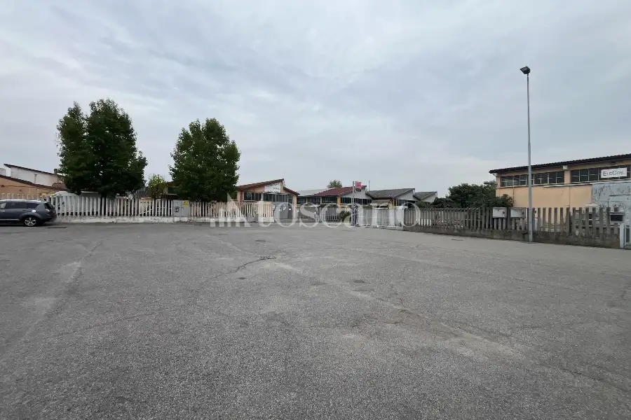 Capannone in vendita di 850 mq a €370,000 (rif. TS0100VE)