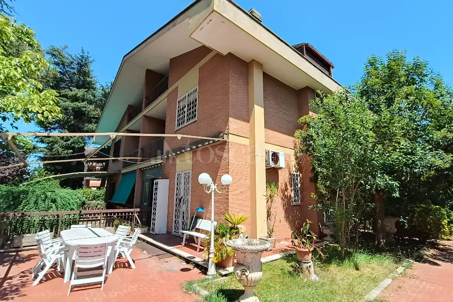 Villa Plurifamiliare in vendita di 270 mq a €485.000 (rif. 51/2026)