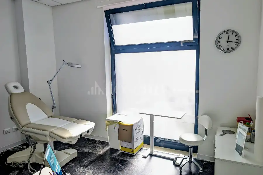 Negozio in vendita di 100 mq a €370.000 (rif. 6/2026)