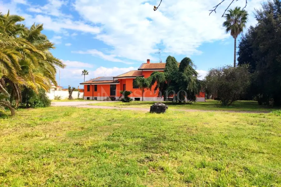 Villa in vendita di 250 mq a €240.000 (rif. 18/2026)