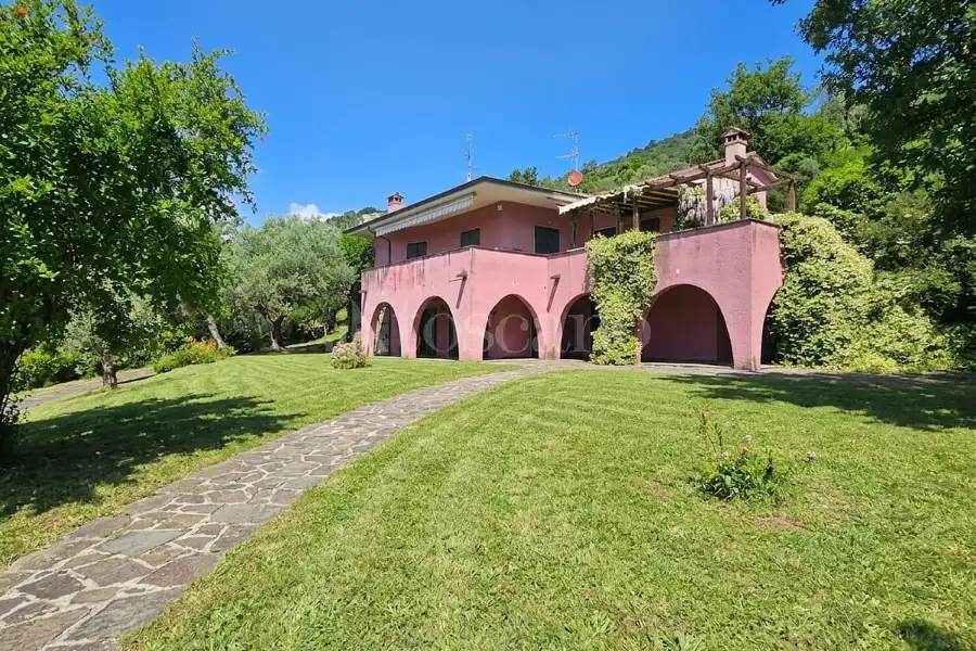 Villa in vendita di 200 mq a €780.000 (rif. 38/2026)